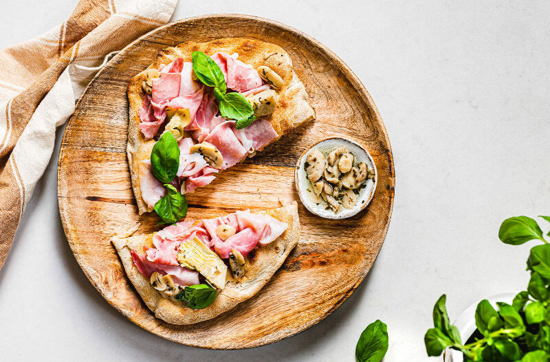 Pinsa con prosciutto, carciofi e funghi