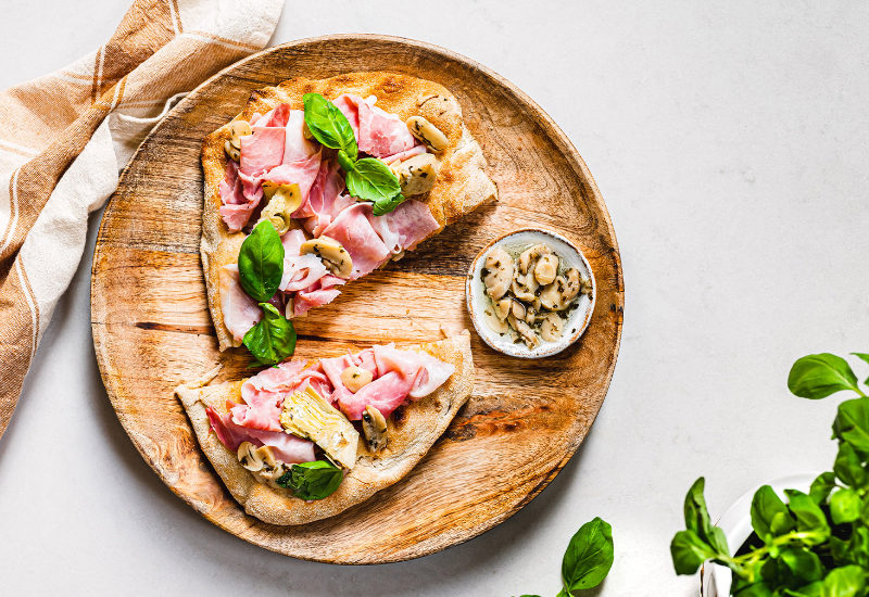 Pinsa con prosciutto, carciofi e funghi